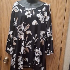 White Mark Chic Black and White Floral Women's Tunic
